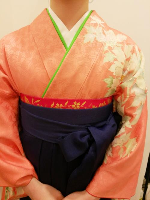 桜刺繍もかわいい袴で謝恩会へ (1)