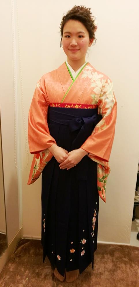 桜刺繍もかわいい袴で謝恩会へ (1)