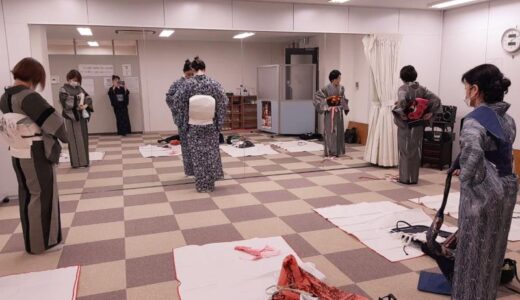 広島市中区小町で楽しむ美和きもの教室の夜クラス着付け練習