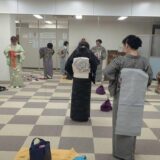 木曜午後は笑顔あふれる着付けレッスン|リビングカルチャー倶楽部で学ぶ、楽しいひととき