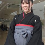 卒業式の出張着付けへ|モノトーンに赤を効かせた洗練コーデが素敵|FILMSにて