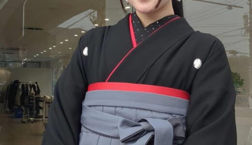 卒業式の出張着付けへ｜モノトーンに赤を効かせた洗練コーデが素敵｜FILMSにて