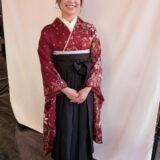 【安佐南区】広島国際大学の卒業式へ｜おばあちゃまに袴姿を披露小豆色の振袖が映える出張着付け