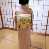 宮島で入学式の出張着付け｜ピンクの色無地で上品な春コーディネート【広島 出張着付け】